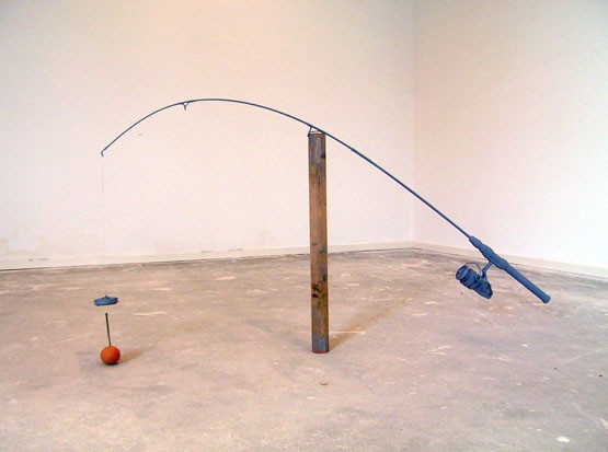 Random work from Niels van der Kuur, beeldende kunst in de openbare ruimte | Objecten / Installaties / Kunst in de openbare ruimte | Constructie voor het balanceren van een schroef op een ei